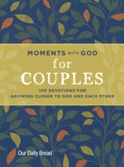 9781640702165 Moments With God For Couples